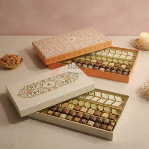 Capacity: Suitable for approx. 1 kg sweets or chocolates (depending on product type)
Premium rigid hardboard construction
Luxury floral printed lid design
Gold finish food-grade plastic inner tray
4 long compartments for organized arrangement
Ideal for Diwali, Weddings, Festive Hampers & Corporate Gifting