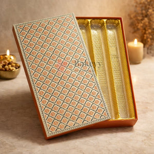 Capacity: Suitable for approx. 1 kg sweets or chocolates (depending on product type)
Premium rigid hardboard construction
Luxury floral printed lid design
Gold finish food-grade plastic inner tray
4 long compartments for organized arrangement
Ideal for Diwali, Weddings, Festive Hampers & Corporate Gifting