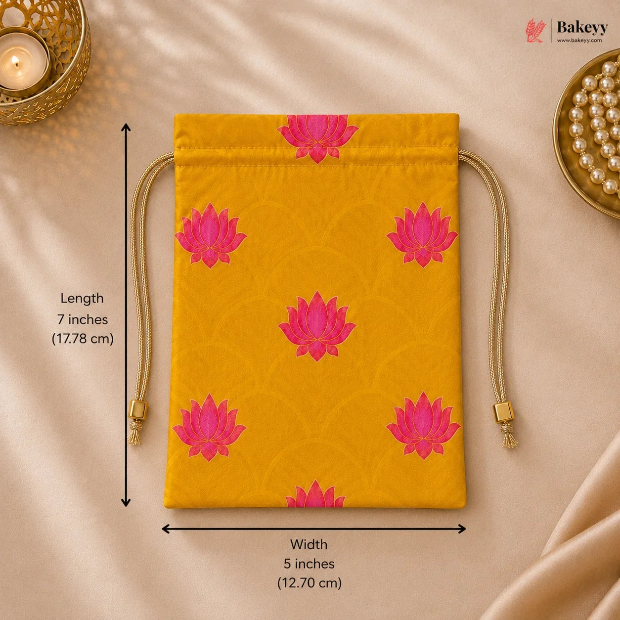 Yellow drawstring bag with pink floral patterns, dimensions indicated, on a beige background.