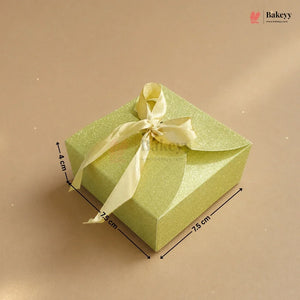 Green gift box with a yellow ribbon and measurements on a beige background, featuring the Bakey brand.