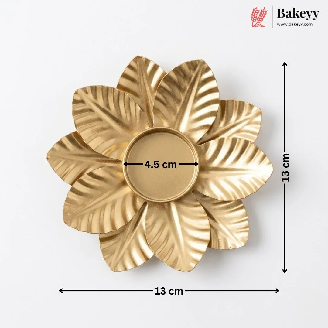 A gold metallic flower-shaped tray with leaf-like petals and a circular center, shown on a light gray background with dimension arrows and labels indicating 13 cm width, 13 cm height, and 4.5 cm center diameter.