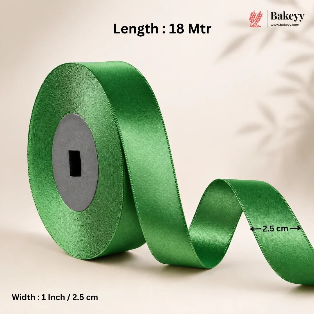 A roll of bright green satin ribbon with a length of 18 meters and a width of 2.5 cm, displayed on a light beige background with text overlays.