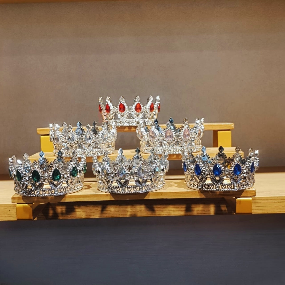Elegant royal crown design with crystal stones
Premium sliver finish with detailed carving
Lightweight and easy to place on cakes
Reusable decorative topper
Perfect for birthday cakes, themed cakes, baby shoots, and table décor
Available in multiple stone color variants
