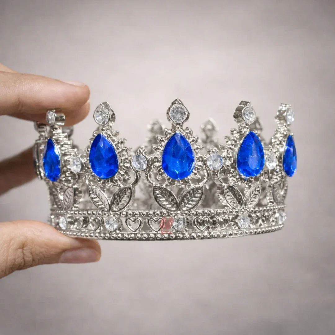 Elegant royal crown design with crystal stones
Premium sliver finish with detailed carving
Lightweight and easy to place on cakes
Reusable decorative topper
Perfect for birthday cakes, themed cakes, baby shoots, and table décor
Available in multiple stone color variants
