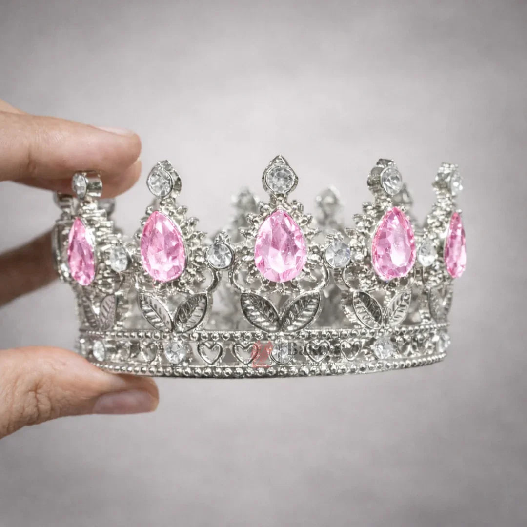 Elegant royal crown design with crystal stones
Premium sliver finish with detailed carving
Lightweight and easy to place on cakes
Reusable decorative topper
Perfect for birthday cakes, themed cakes, baby shoots, and table décor
Available in multiple stone color variants