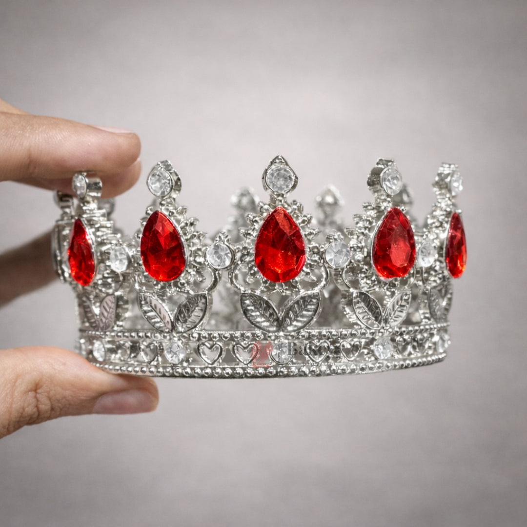 Elegant royal crown design with crystal stones
Premium sliver finish with detailed carving
Lightweight and easy to place on cakes
Reusable decorative topper
Perfect for birthday cakes, themed cakes, baby shoots, and table décor
Available in multiple stone color variants