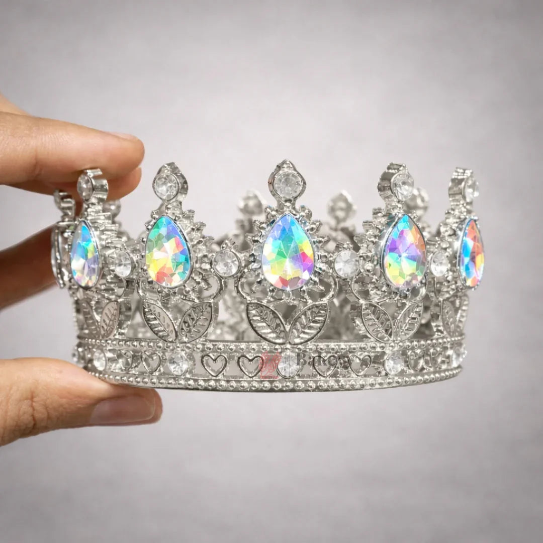 Elegant royal crown design with crystal stones
Premium sliver finish with detailed carving
Lightweight and easy to place on cakes
Reusable decorative topper
Perfect for birthday cakes, themed cakes, baby shoots, and table décor
Available in multiple stone color variants
