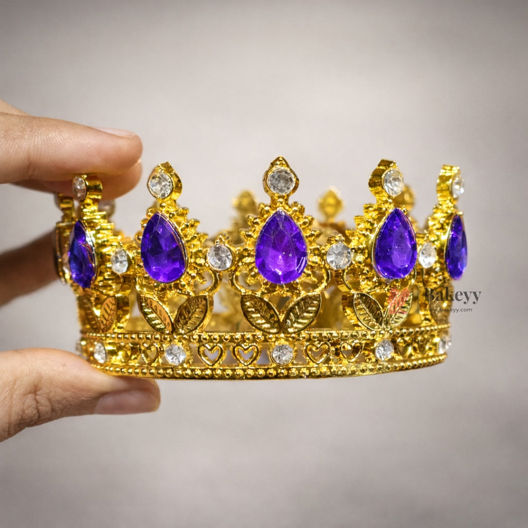 Elegant royal crown design with crystal stones
Premium gold finish with detailed carving
Lightweight and easy to place on cakes
Reusable decorative topper
Perfect for birthday cakes, themed cakes, baby shoots, and table décor
Available in multiple stone color variants