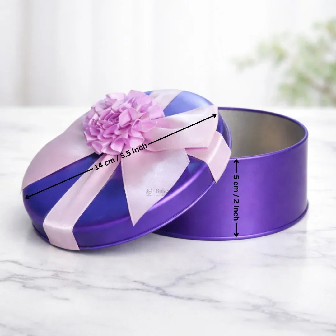 Purple round tin gift box with pink ribbon and flower, 14 cm diameter, ideal for packaging on Bakeyy.com