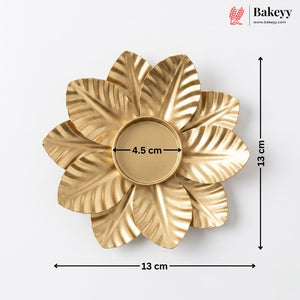 A gold metallic flower-shaped tray with leaf-like petals and a circular center, shown on a light gray background with dimension arrows and labels indicating 13 cm width, 13 cm height, and 4.5 cm center diameter.