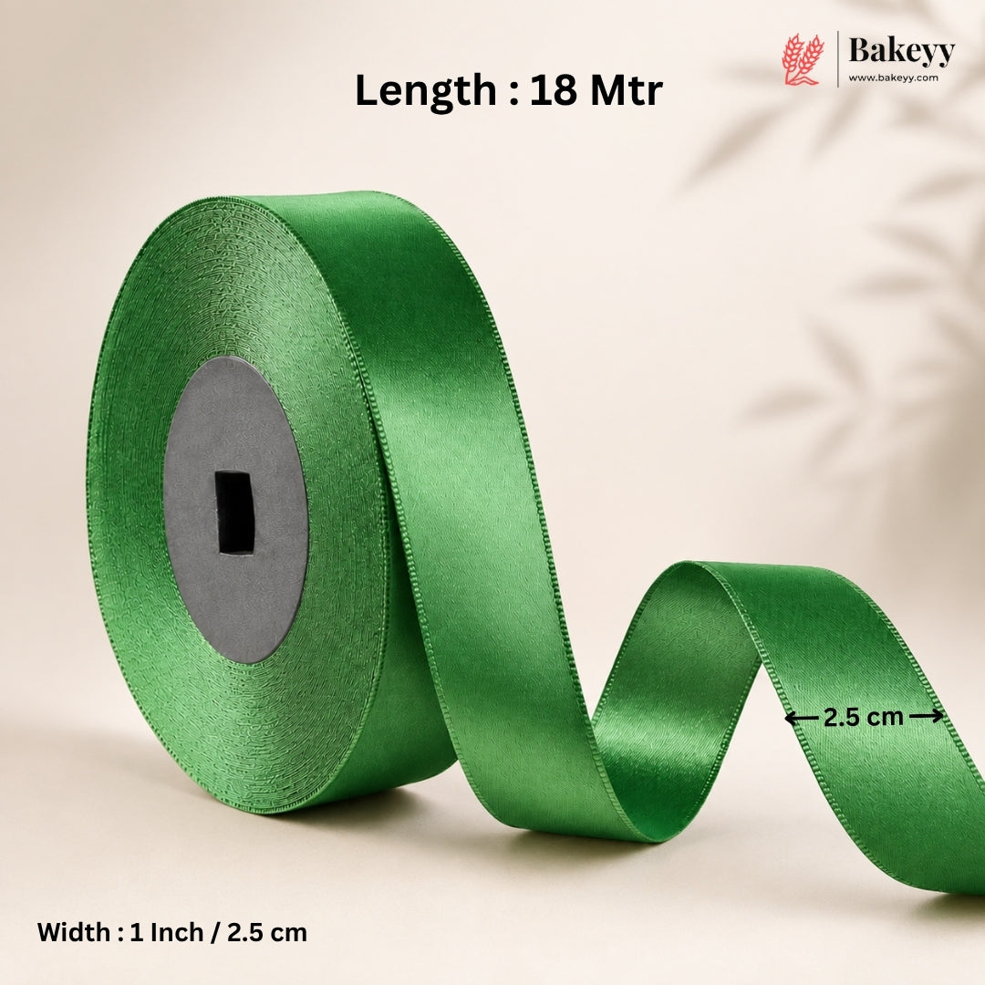 A roll of bright green satin ribbon with a length of 18 meters and a width of 2.5 cm, displayed on a light beige background with text overlays.