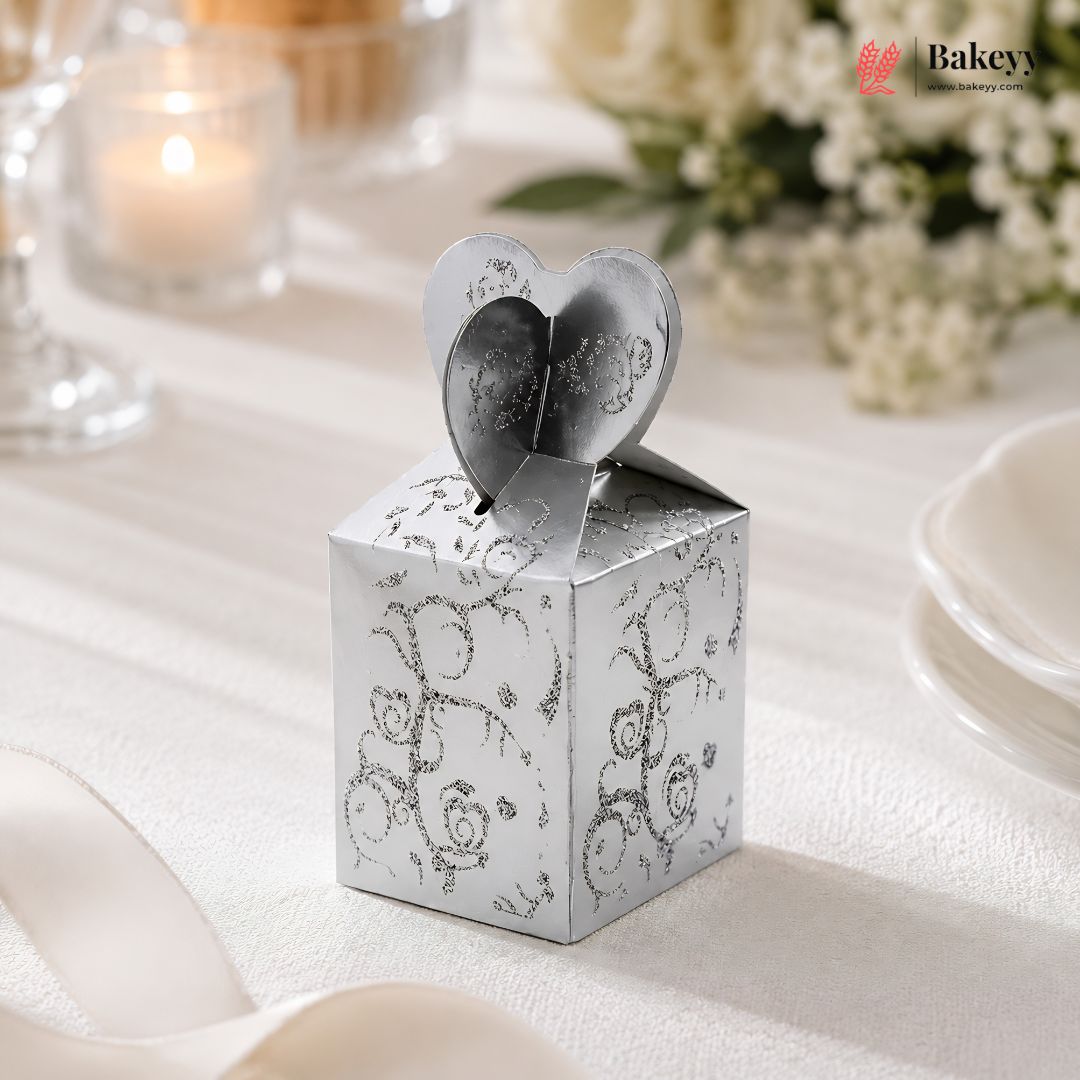 Silver decorative box with heart-shaped掀盖on a white surface, featuring the brand 'Bakeye'.