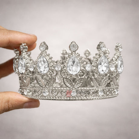 Elegant royal crown design with crystal stones
Premium sliver finish with detailed carving
Lightweight and easy to place on cakes
Reusable decorative topper
Perfect for birthday cakes, themed cakes, baby shoots, and table décor
Available in multiple stone color variants