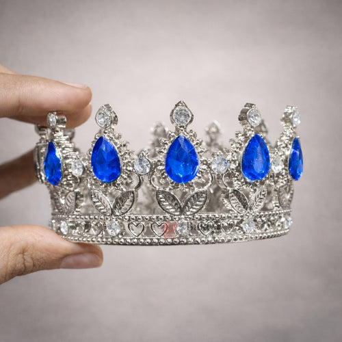 Elegant royal crown design with crystal stones
Premium sliver finish with detailed carving
Lightweight and easy to place on cakes
Reusable decorative topper
Perfect for birthday cakes, themed cakes, baby shoots, and table décor
Available in multiple stone color variants