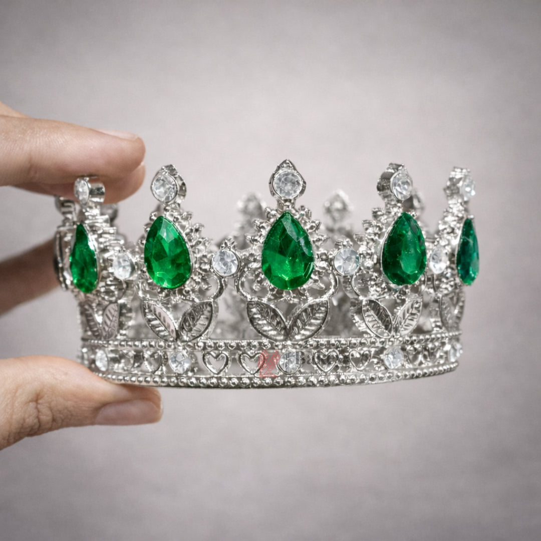 Elegant royal crown design with crystal stones
Premium sliver finish with detailed carving
Lightweight and easy to place on cakes
Reusable decorative topper
Perfect for birthday cakes, themed cakes, baby shoots, and table décor
Available in multiple stone color variants