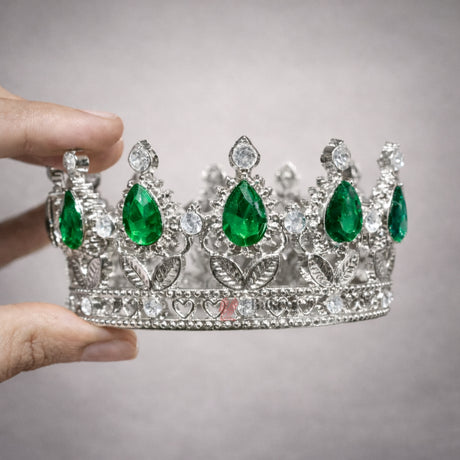 Elegant royal crown design with crystal stones
Premium sliver finish with detailed carving
Lightweight and easy to place on cakes
Reusable decorative topper
Perfect for birthday cakes, themed cakes, baby shoots, and table décor
Available in multiple stone color variants