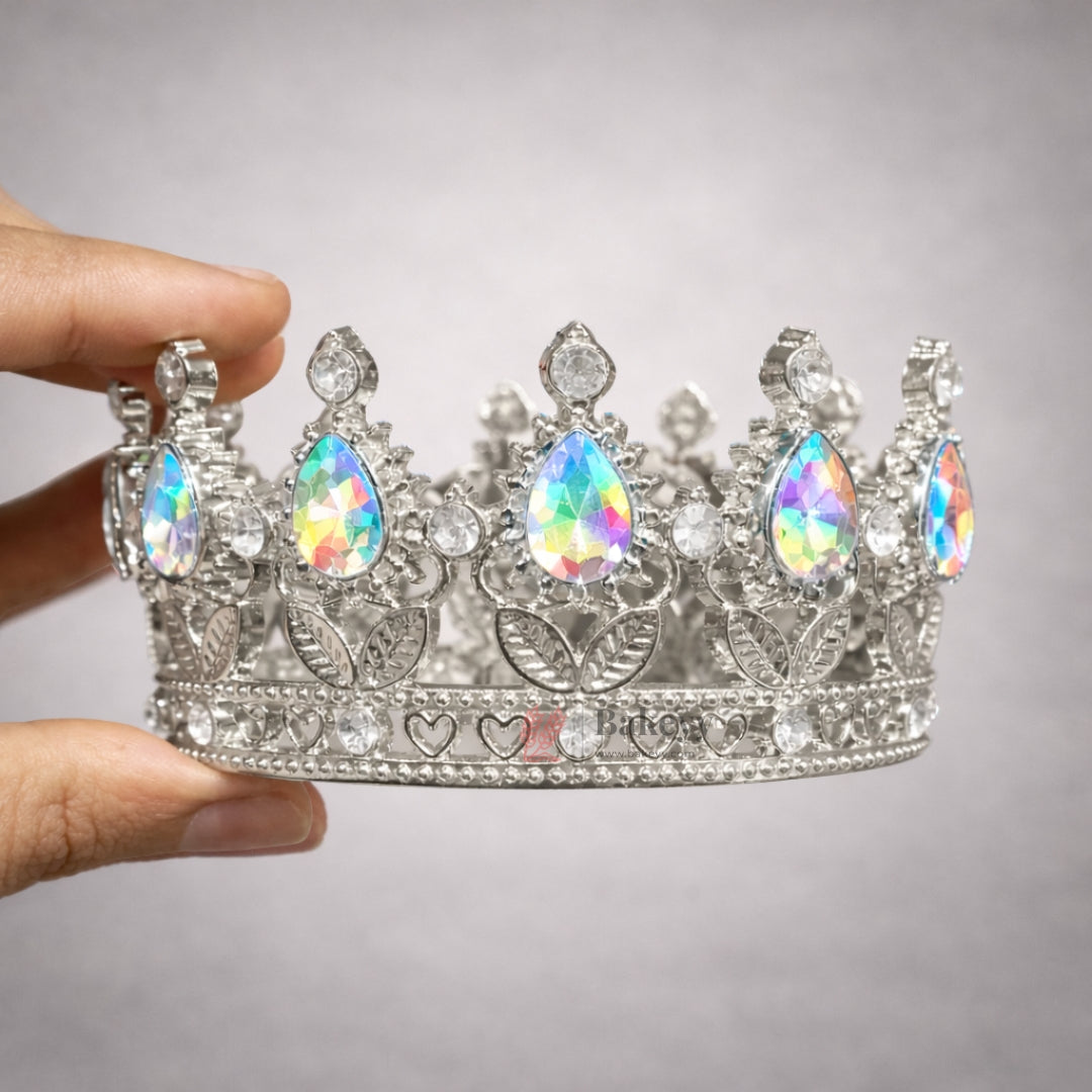 Elegant royal crown design with crystal stones
Premium sliver finish with detailed carving
Lightweight and easy to place on cakes
Reusable decorative topper
Perfect for birthday cakes, themed cakes, baby shoots, and table décor
Available in multiple stone color variants