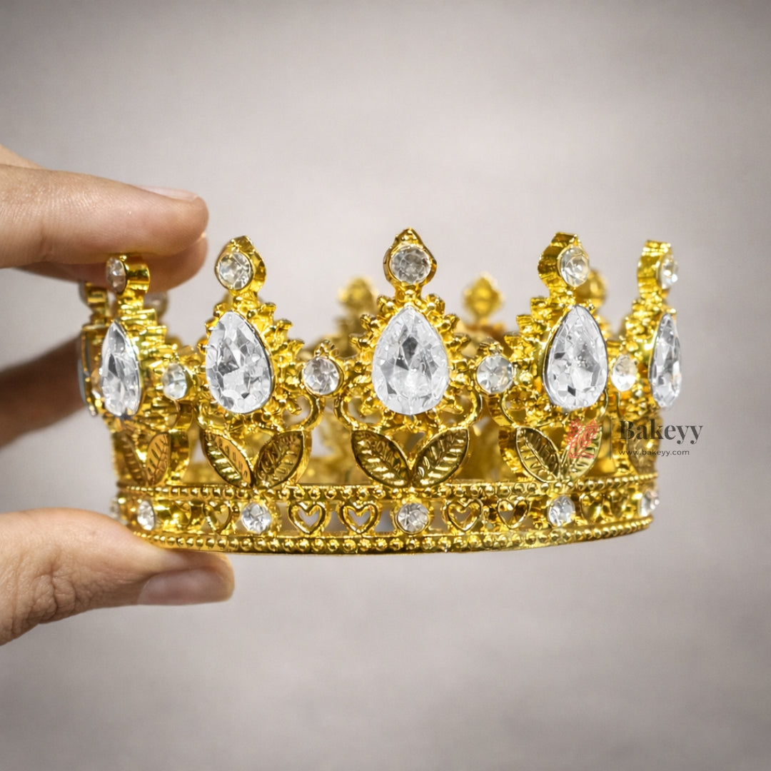 Elegant royal crown design with crystal stones
Premium gold finish with detailed carving
Lightweight and easy to place on cakes
Reusable decorative topper
Perfect for birthday cakes, themed cakes, baby shoots, and table décor
Available in multiple stone color variants