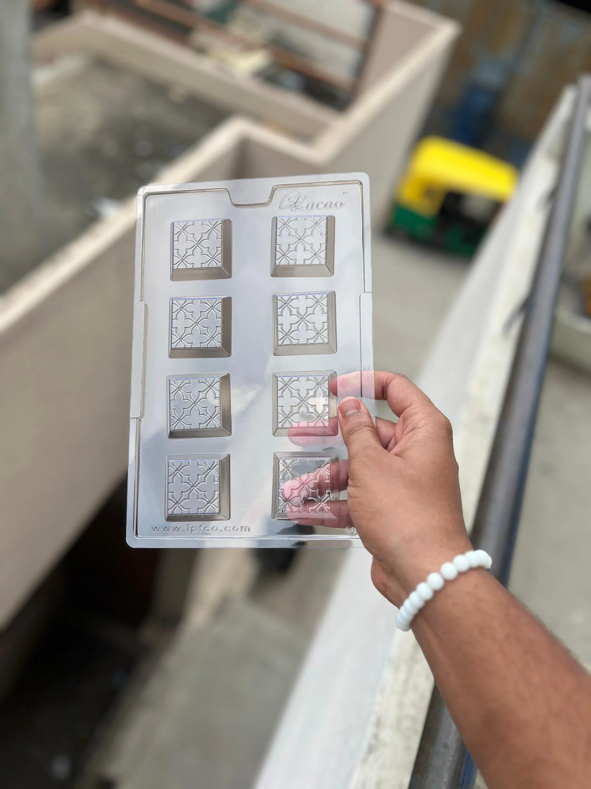 698 | Square Tile Pattern Chocolate Mould – 8 Cavity Cacao Mould