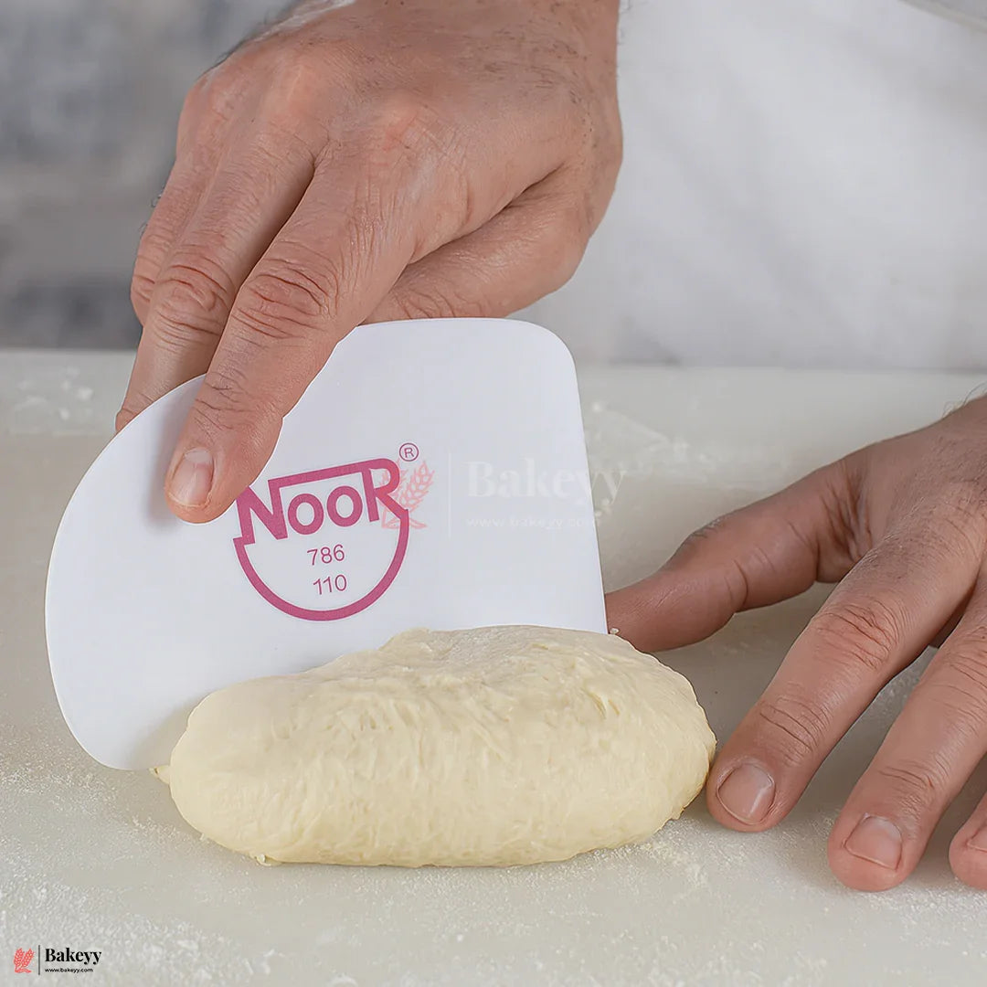 Flexible Cake Scraper – 15x10cm Plastic Icing Smoother for Cake Decorating